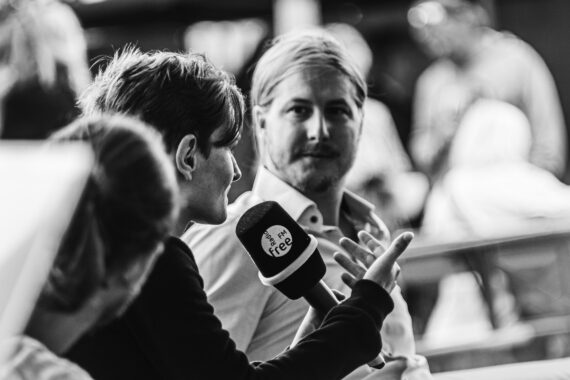 Katharina Biringer (l.) in discussion with moderator Fabian Ekstedt (r.)